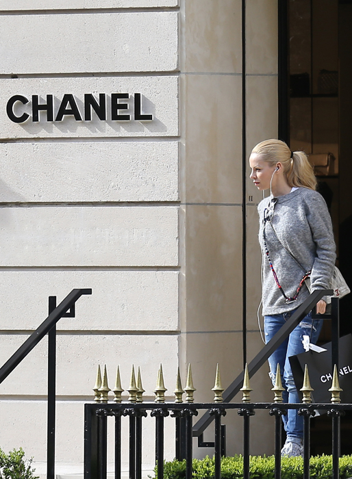 Helena Seger har shoppat loss på Chanel i Paris. Helena Seger har shoppat loss på Chanel i Paris.