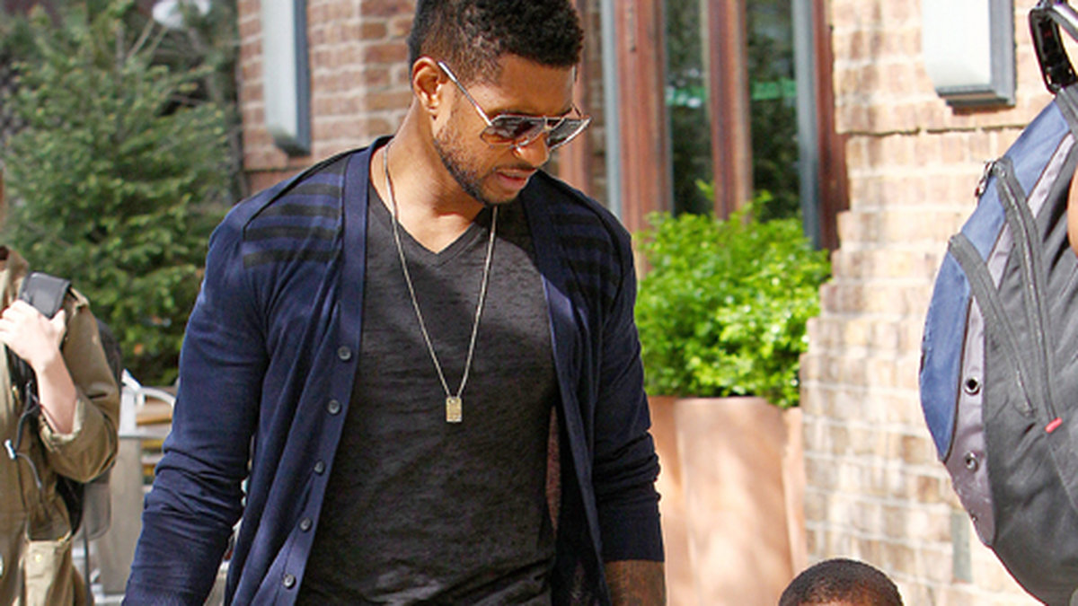 Usher tillsammans med sin son Raymond V. 