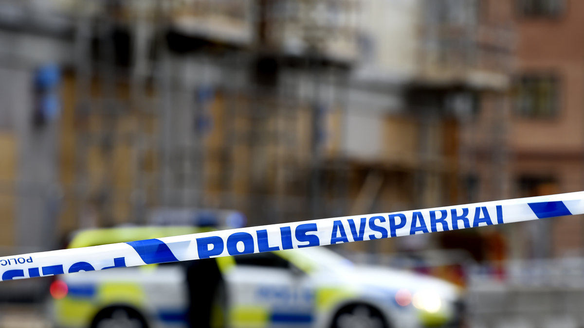 Det var vid 05-tiden i morse som en svårt skadad man hittades i sin lägenhet i Vändelsö i Stockholm.