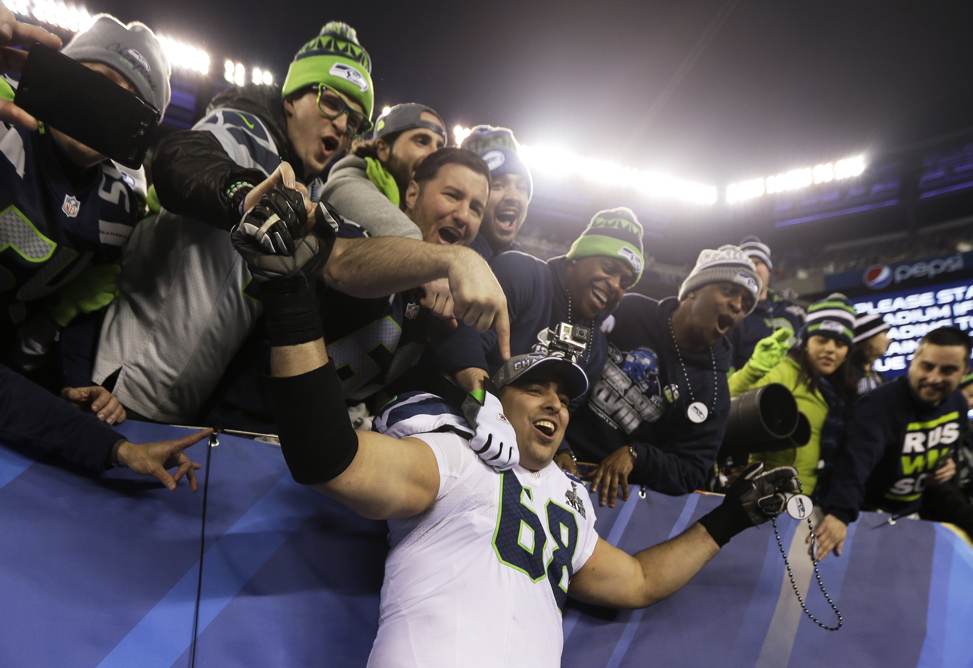 Seattle Seahawks besegrade Denver Broncos med 43–8 och vann Super Bowl för första gången. Seattle Seahawks besegrade Denver Broncos med 43–8 och vann Super Bowl för första gången.