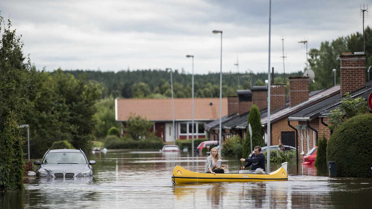Människor paddlar kanot i Hallsberg. 