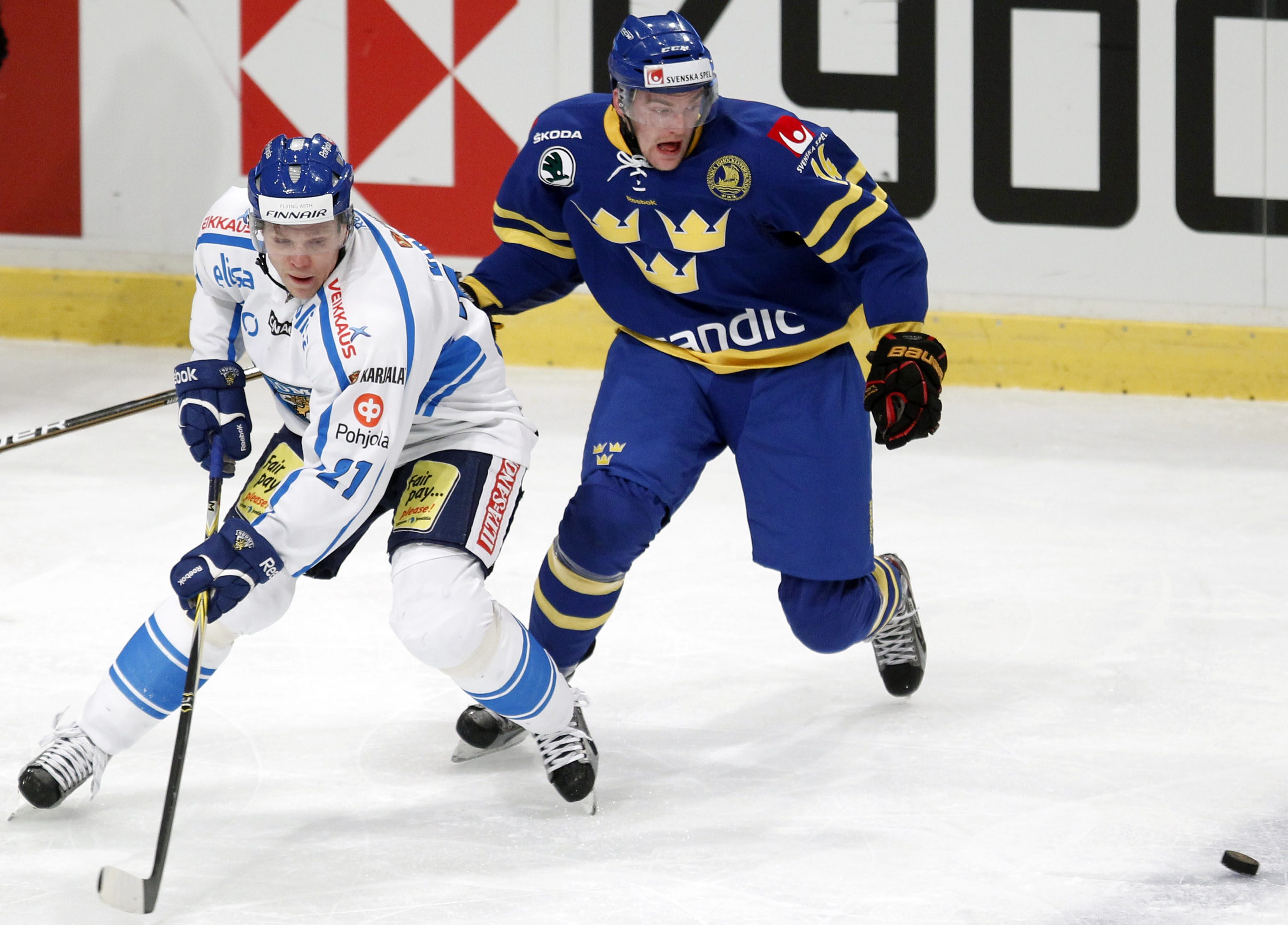  Skarpskjutande backen Janne Niskala har varit given i landslaget de senate åren. Här kämpar han om pucken med Tre Kronors Mattias Ekholm under Oddset Hockey Games i februari.