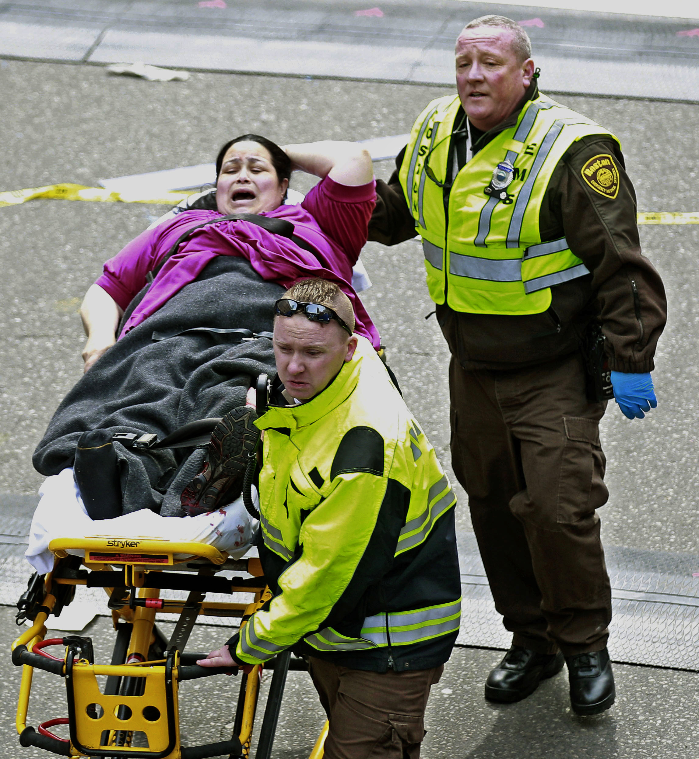 Nyhetsbyrån AP rapporterar att man har stängt ner mobiltelefonnätet i Boston för att förhindra att någon detonerar bomber. Nyhetsbyrån AP rapporterar att man har stängt ner mobiltelefonnätet i Boston för att förhindra att någon detonerar bomber.