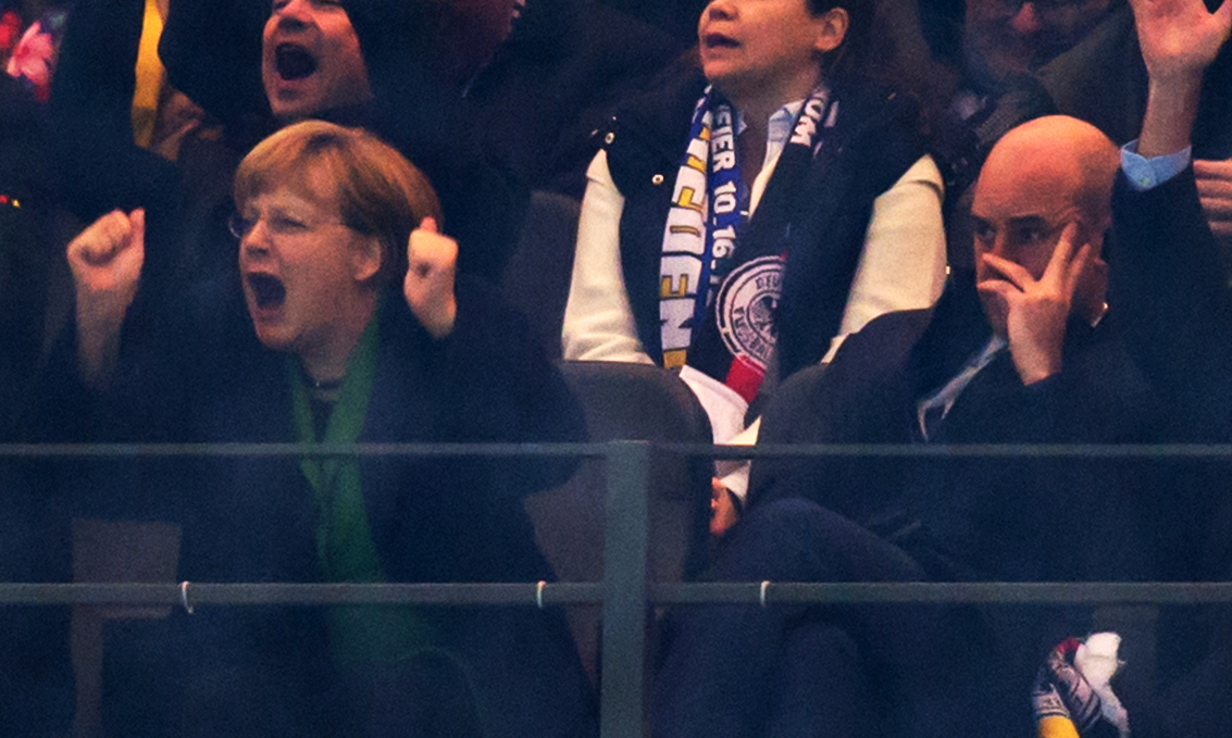 På fotboll med Angela Merkel (2012). På fotboll med Angela Merkel (2012).
