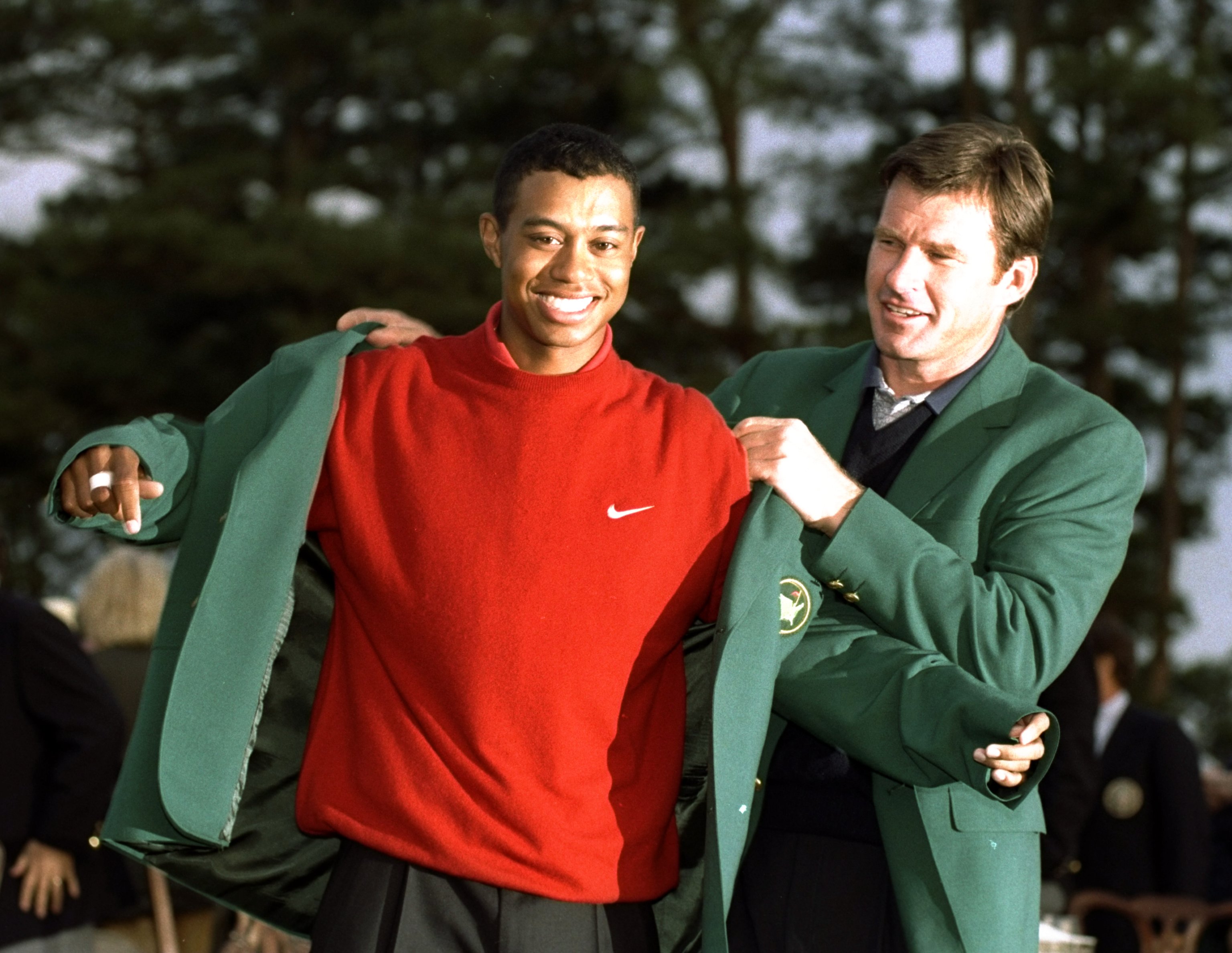För 15 år sen blev Tiger Woods den yngsta någonsin att ta hem US Masters. Här tar han emot den gröna kavajen av 1996 års US Mastersvinnare Nick Faldo.