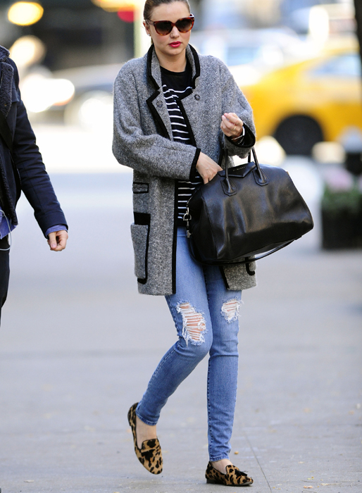 Miranda Kerr kombinerar vårens två store trender, loafers med leo. Miranda Kerr kombinerar vårens två store trender, loafers med leo.