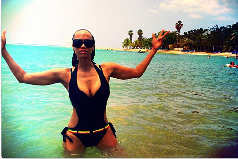Tyra Banks flexar musklerna på stranden.