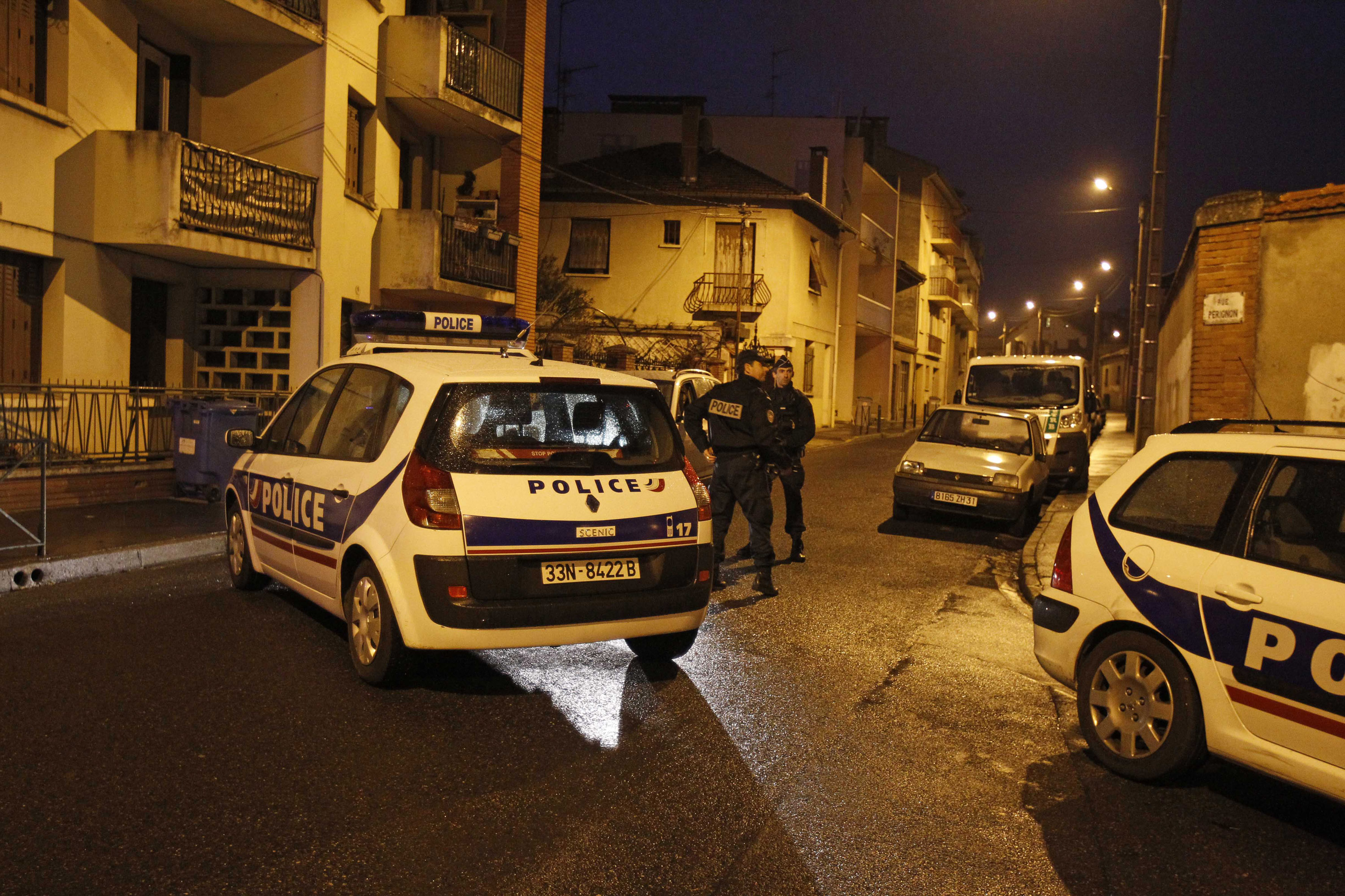 Frankrikes inrikesminister Claude Gueant bekräftade för journalisterna på plats att 24-åringen tillhör al-Qaida.