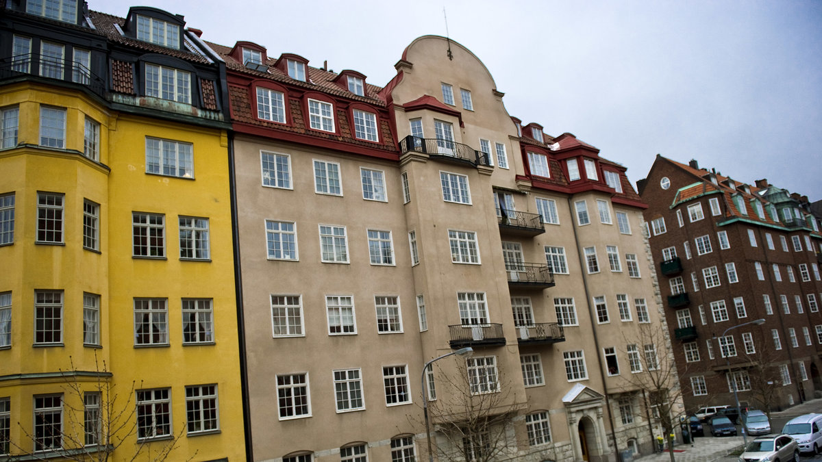 Tjuven filmades när han tog sig in i en lägenhet på Östermalm i Stockholm.