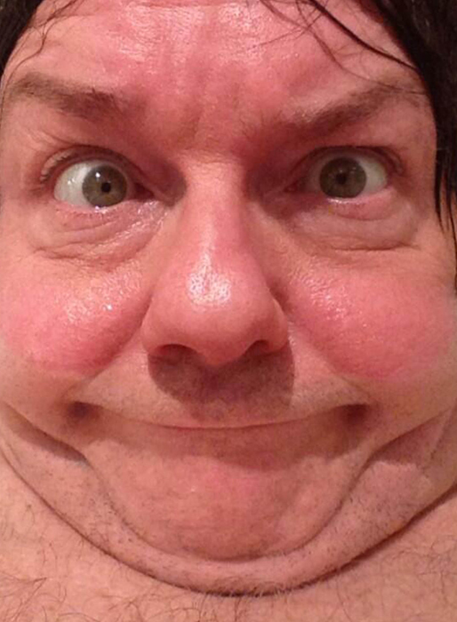 Ricky Gervais bjuder på en grimas. Ricky Gervais bjuder på en grimas.