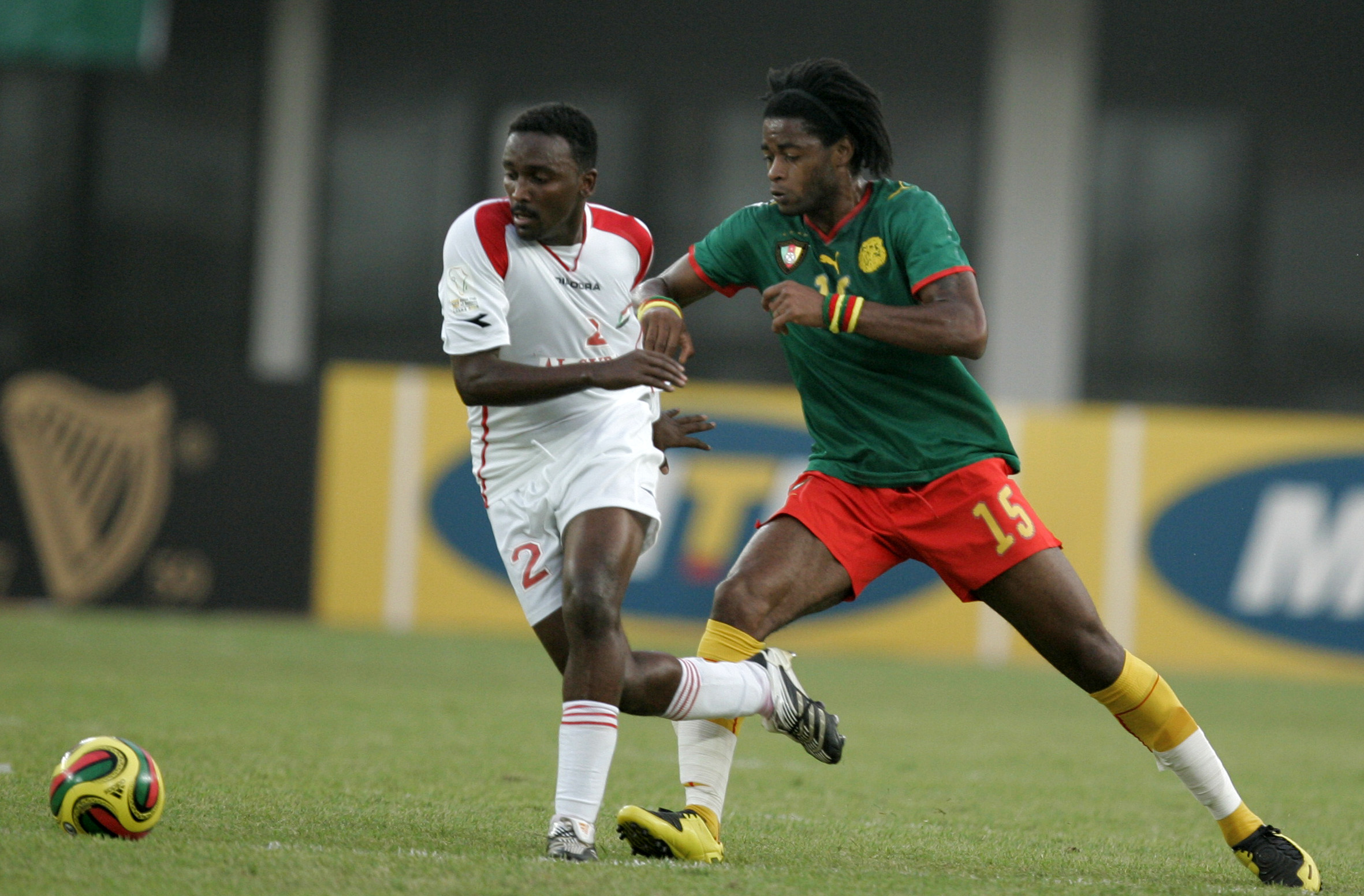 Arsenals unge stjärnskott Alexandre Song ska lira för Kamerun.