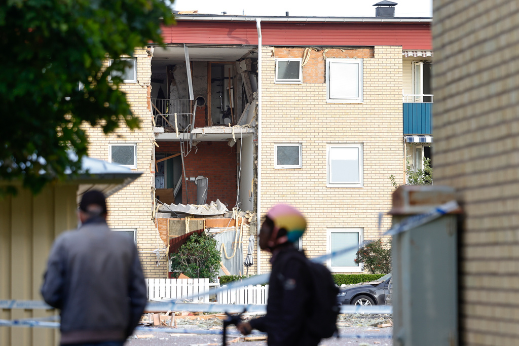 Trasiga fönster efter en kraftig explosion i ett bostadshus i området Ekholmen i Linköping.