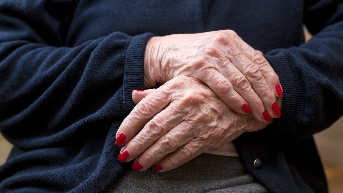 Forskarehar slagit fast att gamla människor faktiskt luktar lite konstigt. 