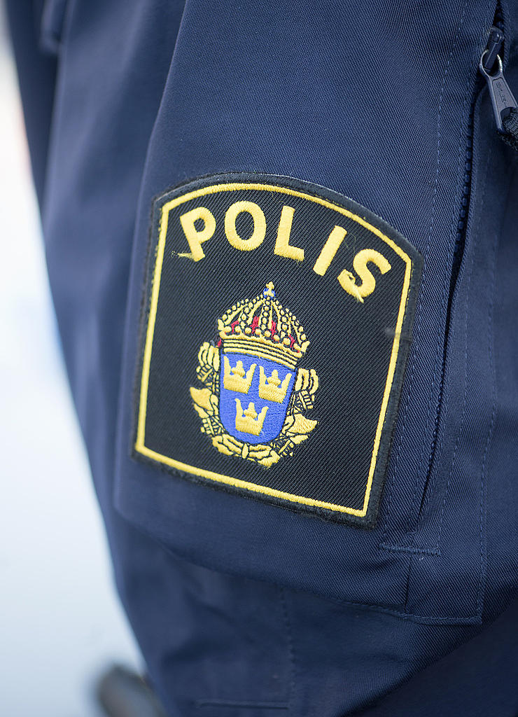 Anledningen är att polisen i nordvästra Skåne sett till ungdomar som "trixar" med en boll och sedan kramar någon – för att sedan stjäla något värdefullt. 