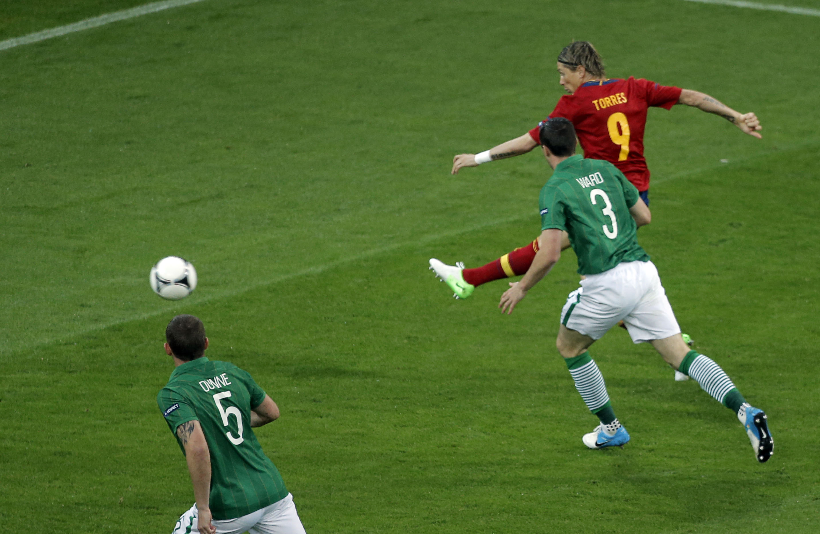 Här skjuter Torres in 1-0 för Spanien.