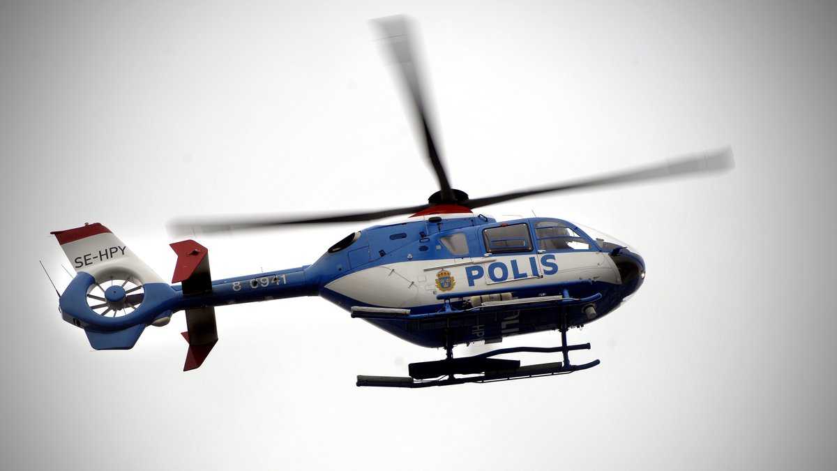 Polisen söker efter pojken med helikopter.