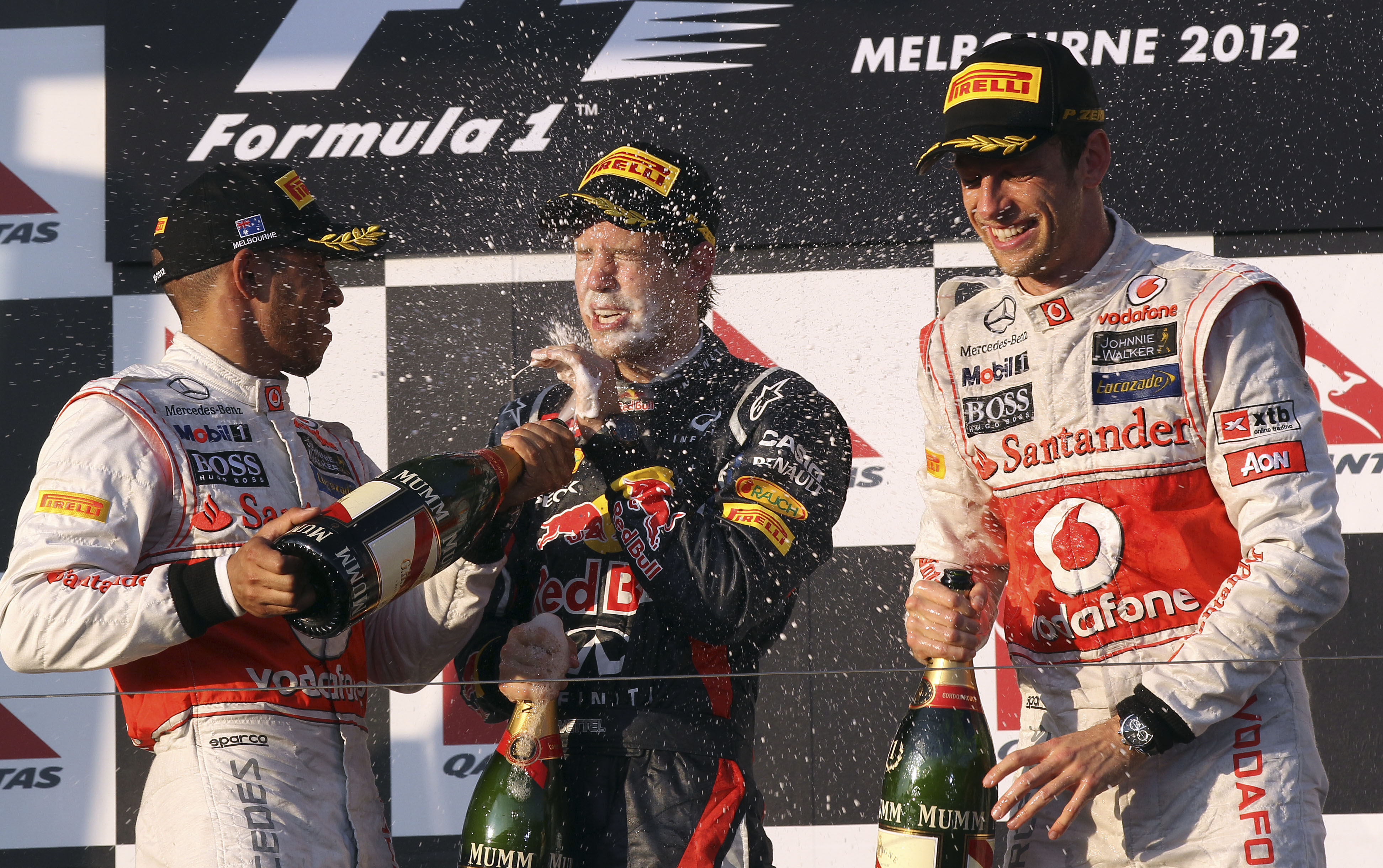 Hamilton ville inte vara sämre, Vettel blev även han dränkt i skumpa. Hamilton ville inte vara sämre, Vettel blev även han dränkt i skumpa.