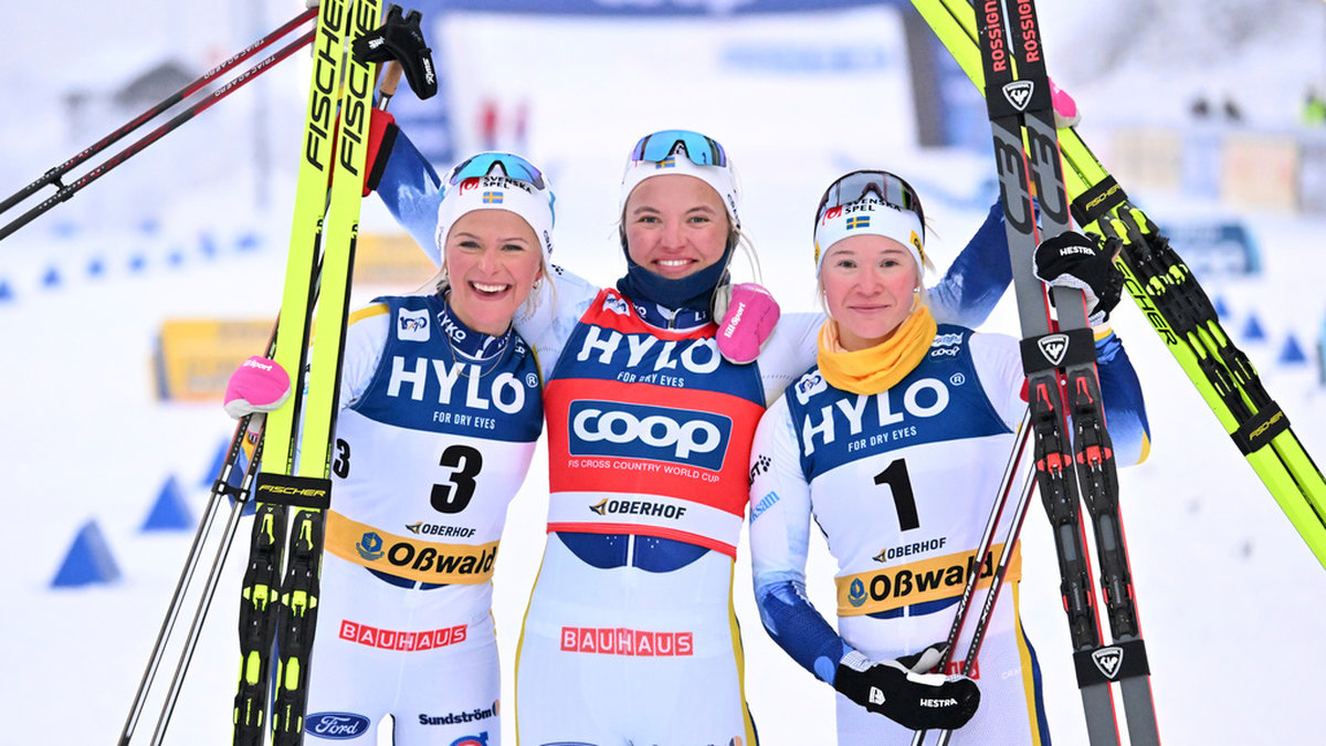Det blev en svensk trippel på pallen i Oberhof genom Linn Svahn (mitten), Frida Karlsson (till vänster) och Jonna Sundling (till höger).