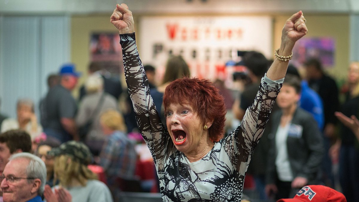 Robin Bernik firar segern under en valvaka i Eugene, Oregon.