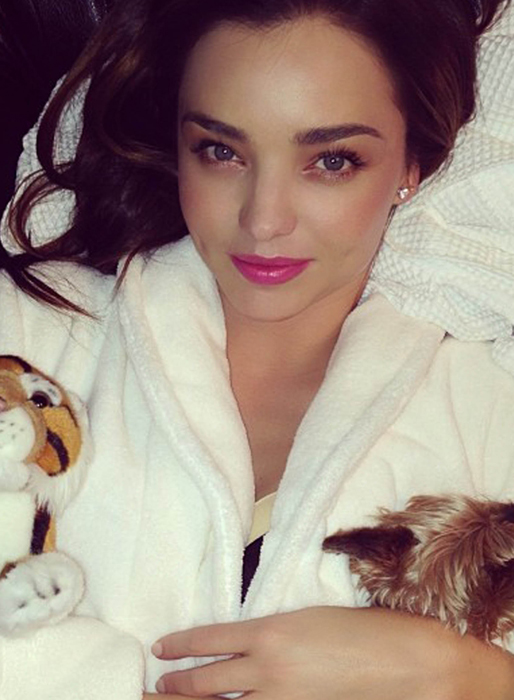 Miranda Kerr gosar i sängen. Miranda Kerr gosar i sängen.