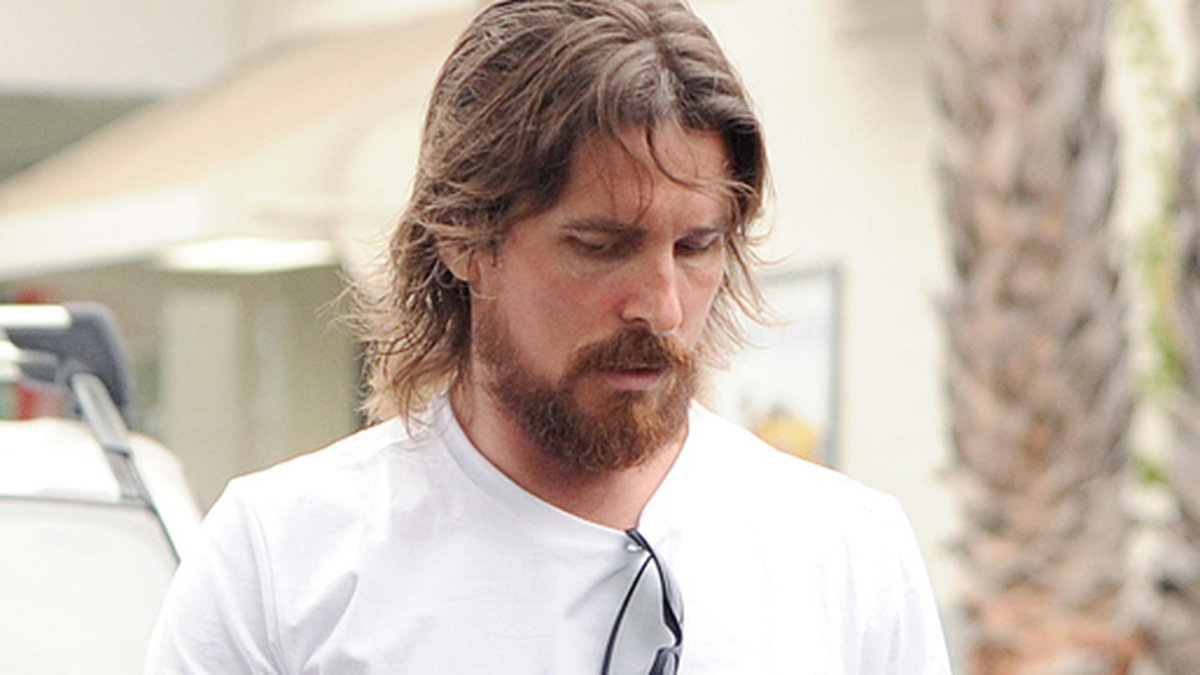 Christian Bale unnar sig en muffins. 