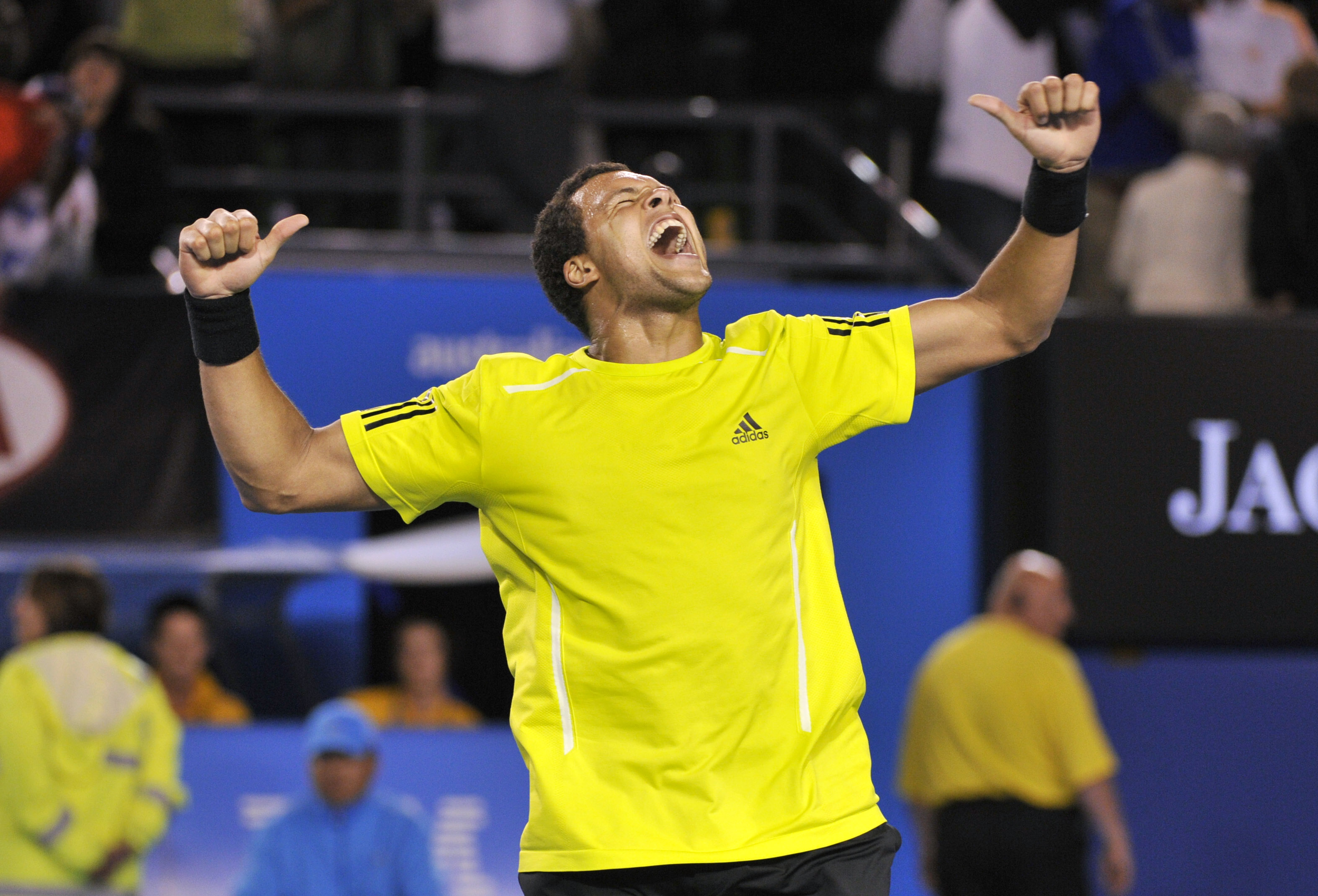 Jo-Wilfried Tsonga är klar för semifinal i Australien Open efter att ha besegrat Novak Djokovic i en tuff och svängig femsetare.