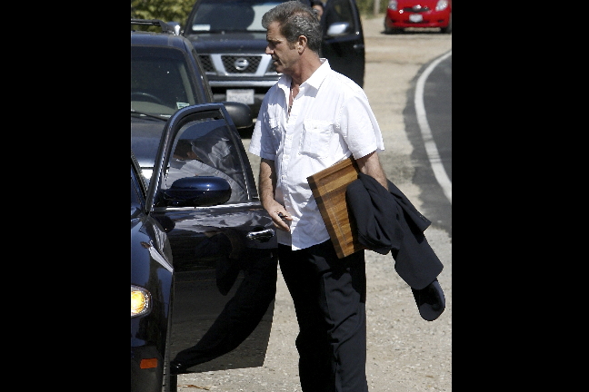 Mel Gibson lämnar USA tilsammans med exfrun Robyn. 