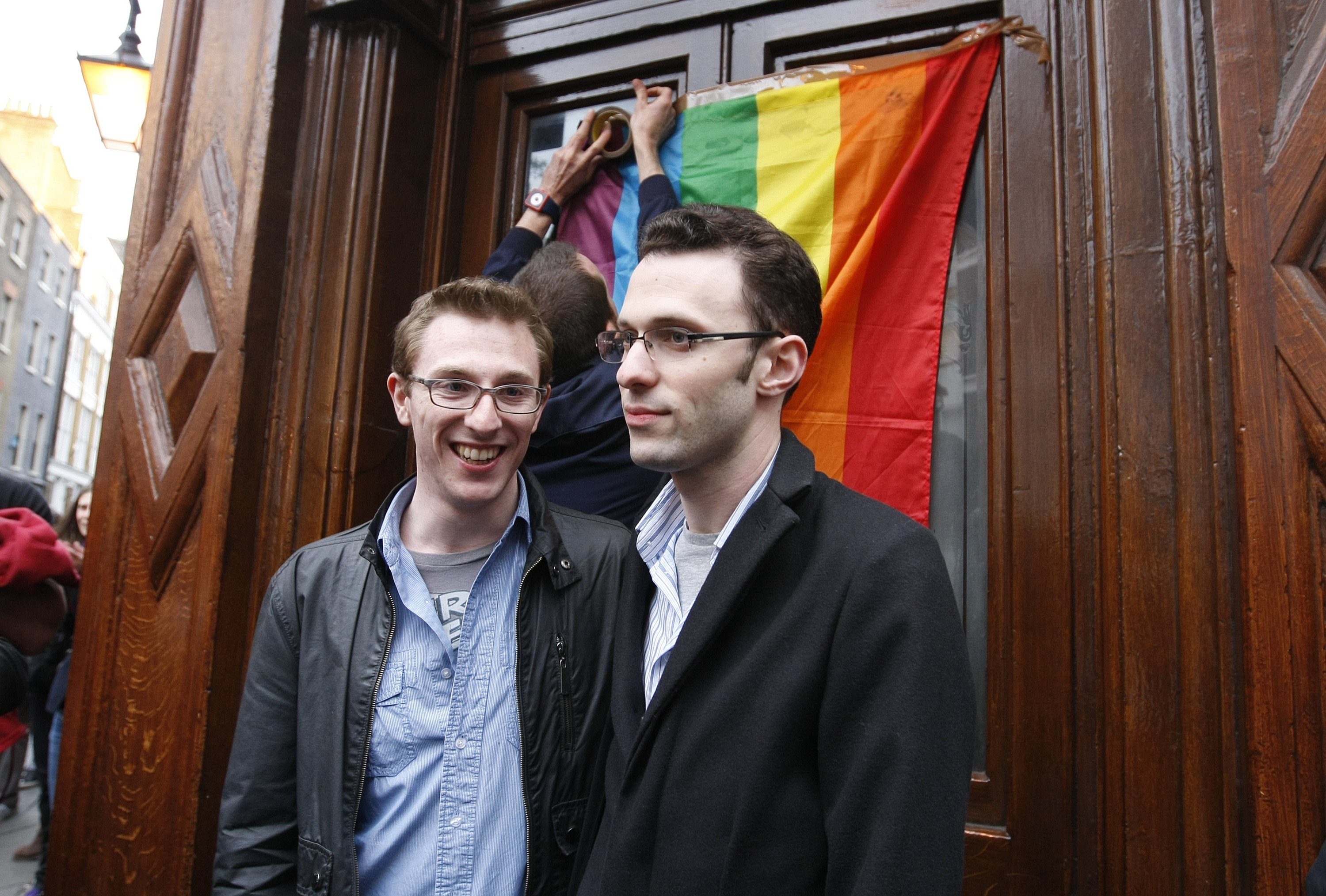 James Bull, till vänster, Jonathan Williams, till höger, blev utkastade när de hånglade öppet i en av Londons barer.