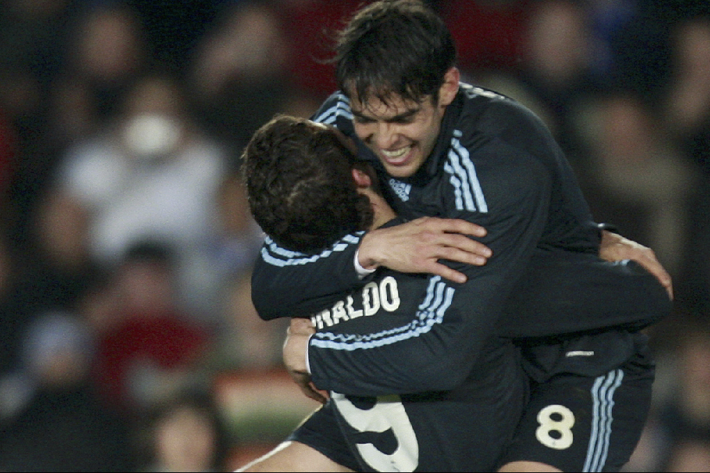 Ronaldo kramar om Kaká. Portugisen gjorde två mål när Real Madrid besegrade Xerez med 3-0.