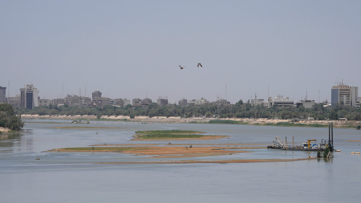 Låga vattennivåer i floden Tigris. Under somrarna stiger temperaturerna till uppemot 50 grader och på grund av strömavbrott fungerar luftkonditioneringen ofta inte för miljoner invånare.