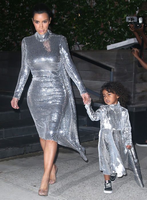 Några dagar innan bar Kim Kardashian och hennes dotter North matchade silverklänningar från Vetements. Några dagar innan bar Kim Kardashian och hennes dotter North matchade silverklänningar från Vetements.