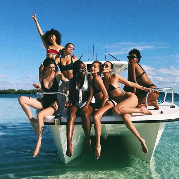 Justine på semester med Kendall Jenner. Justine på semester med Kendall Jenner.