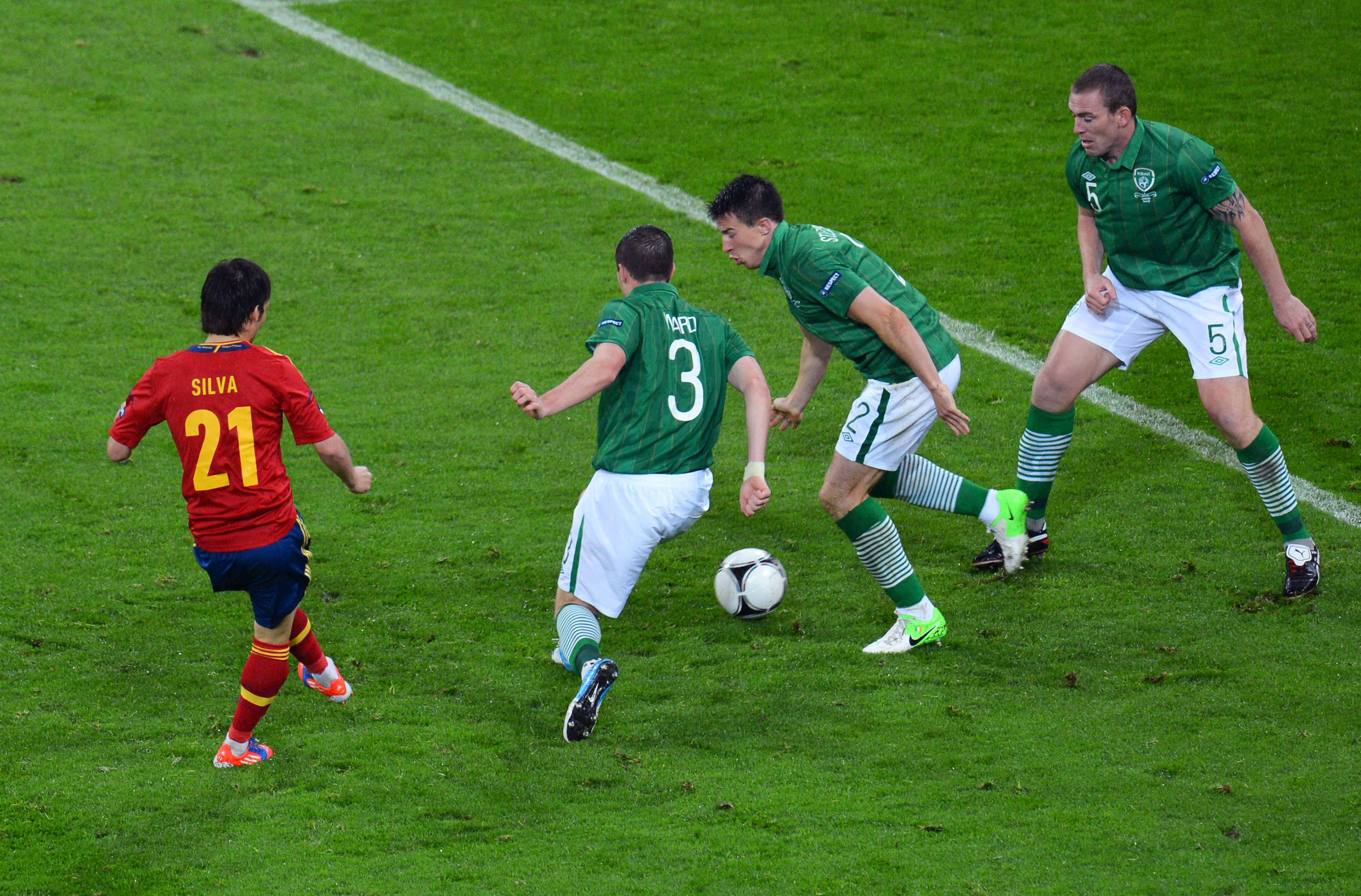David Silva sätter 2-0 för Spanien medan tre irländare bara kan stå och titta på. Ett förnedrande mål som speglade matchbilden. David Silva sätter 2-0 för Spanien medan tre irländare bara kan stå och titta på. Ett förnedrande mål som speglade matchbilden.