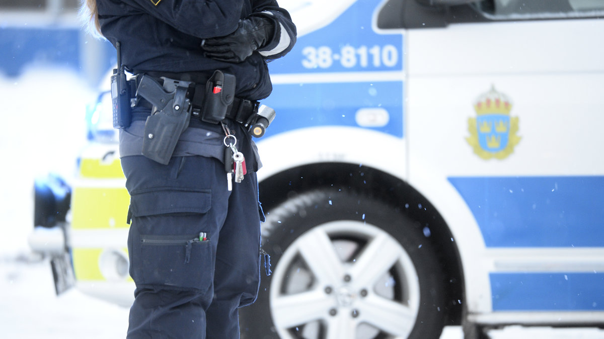 Runt 30 personer började bråka i Helsingborg under söndagskvällen. 