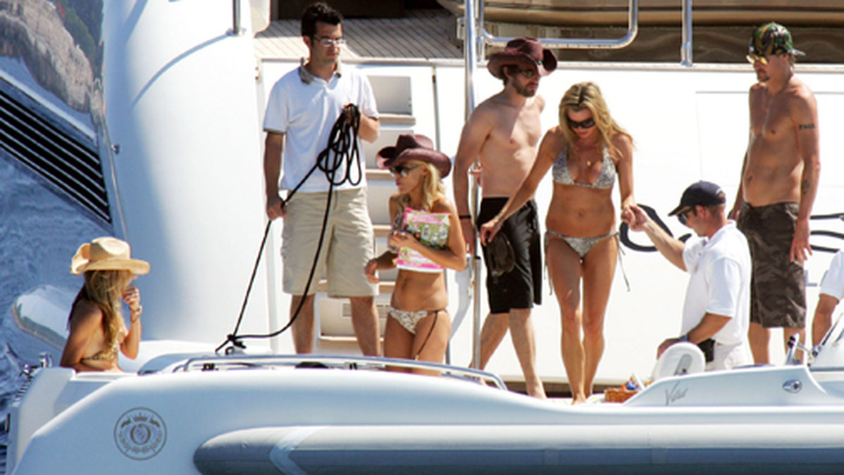 Så här såg det ut år 2007 när rockstjärnan Kid Rock festade i Cannes på sin yacht. När stjärnorna anländer till Cannes så ökar efterfrågan på eskorttjejer markant. 