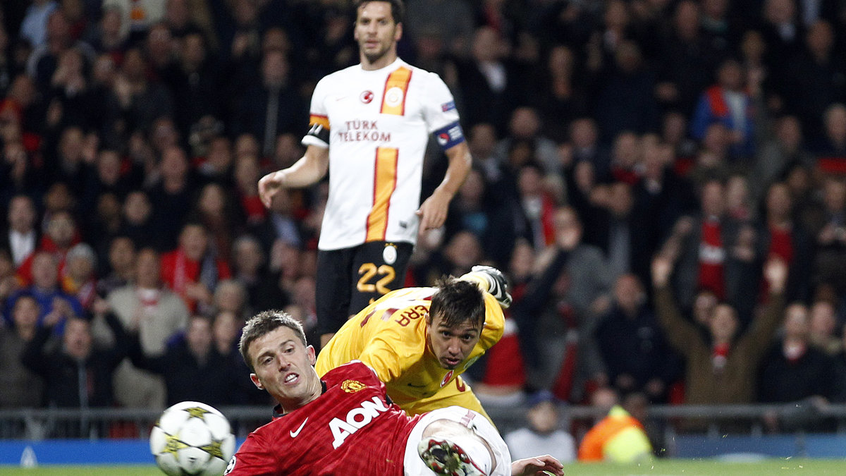 Carrick tog sig runt Galatasaray-målvakten Muslera och lyckades liggandes skicka in bollen i mål i den sjunde minuten.