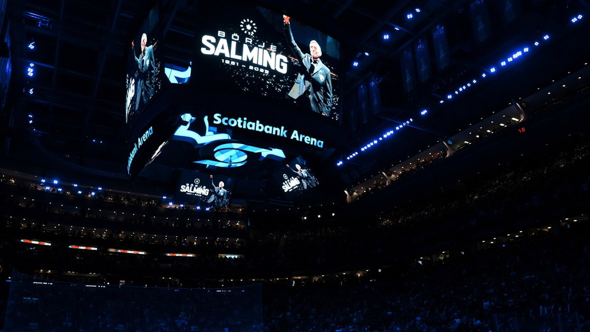 Börje Salming hyllades inför Torontos hemmamatch mot San Jose.