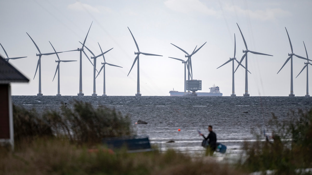 De havsbaserade vindkraftverken i Lillgrund utanför Bunkeflostrand söder om Öresundsbron snurrar på i den hårda vinden. Arkivbild.