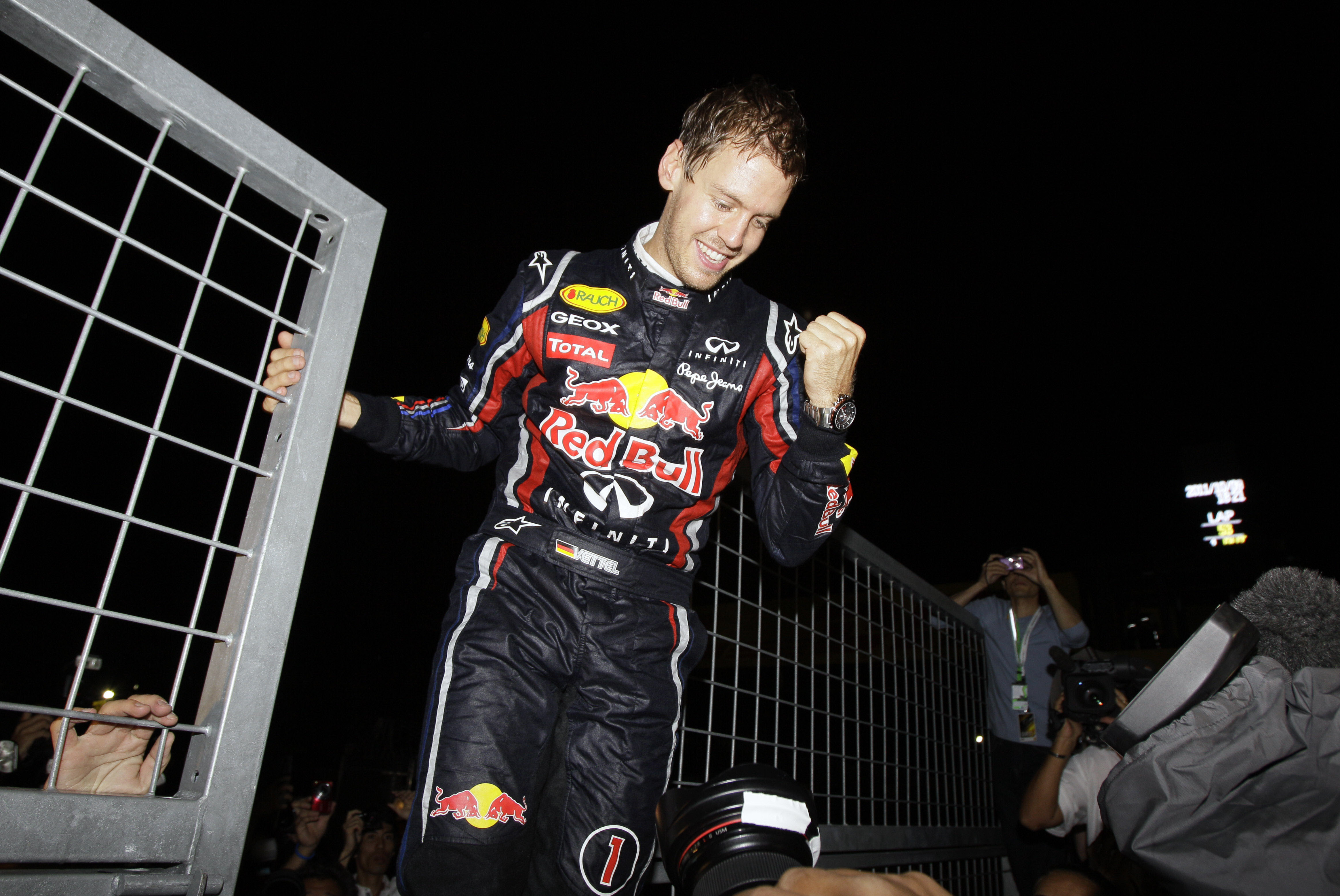 Sebastian Vettel, 24, blir den yngste F!-föraren någonsin att bli dubbel mästare.