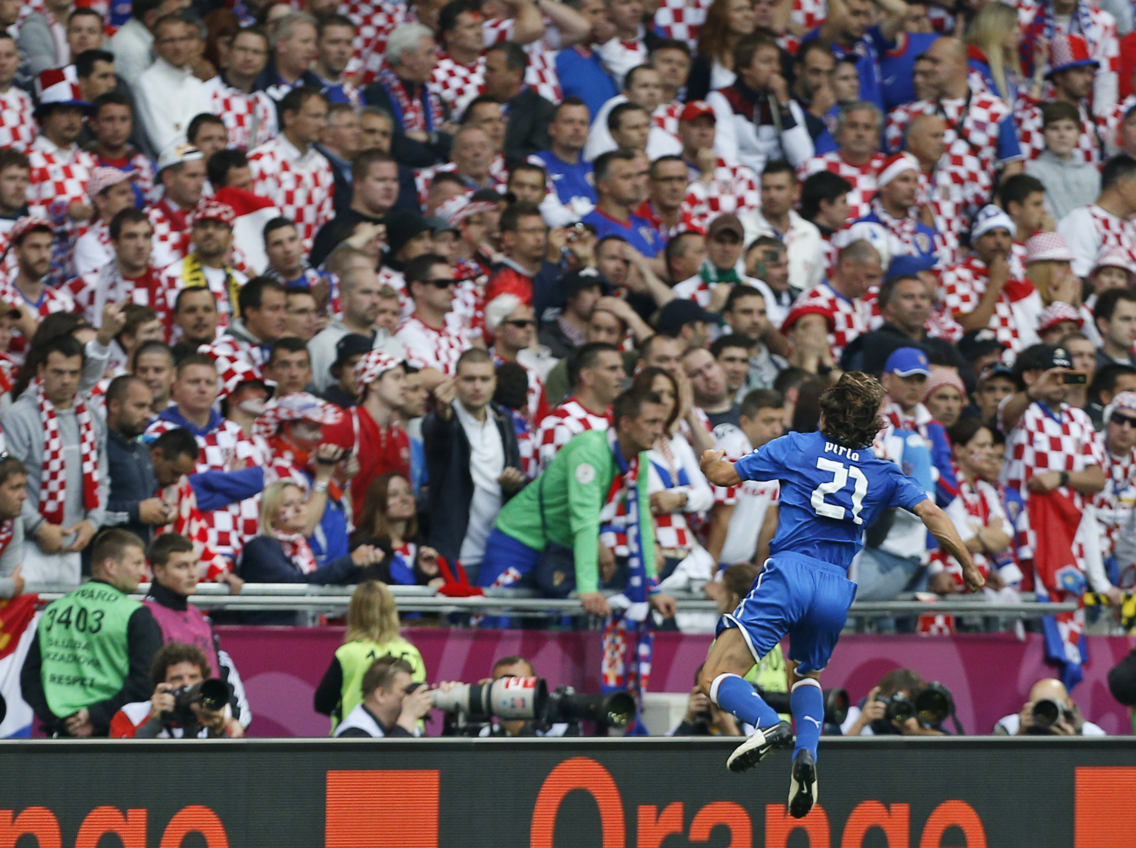 Pirlo firar sitt grymt snygga mål. Pirlo firar sitt grymt snygga mål.