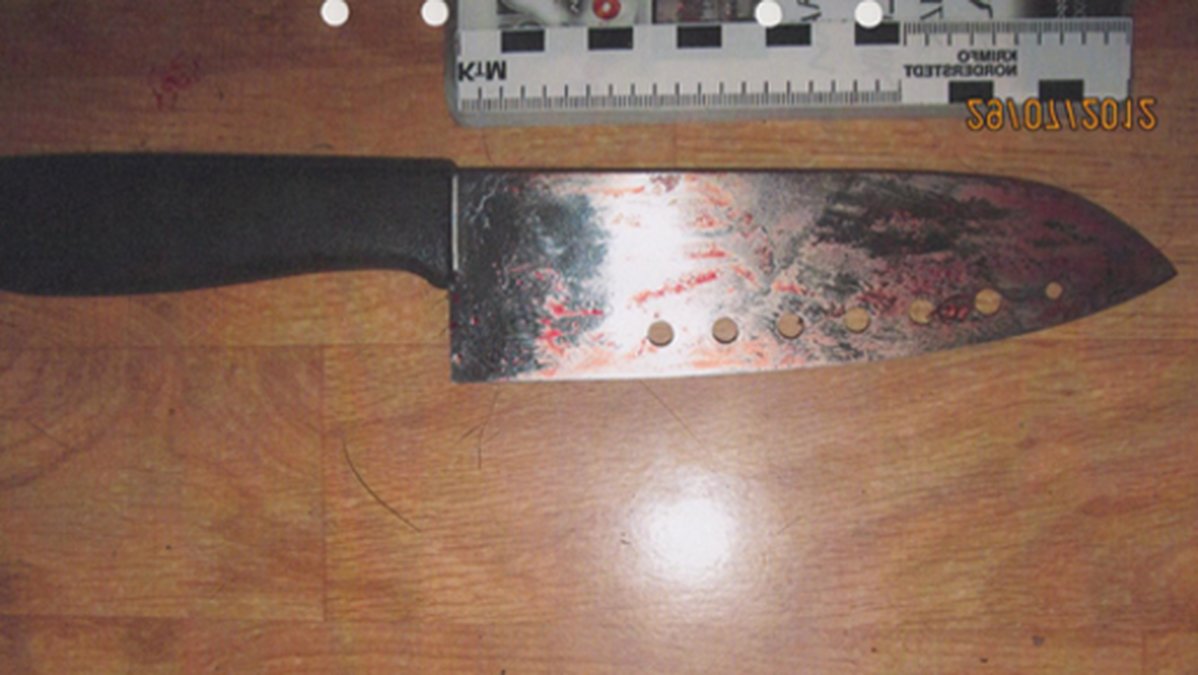 Kniven som hittades i mannens bostad. OBS varning för starka bilder i bildspelet.