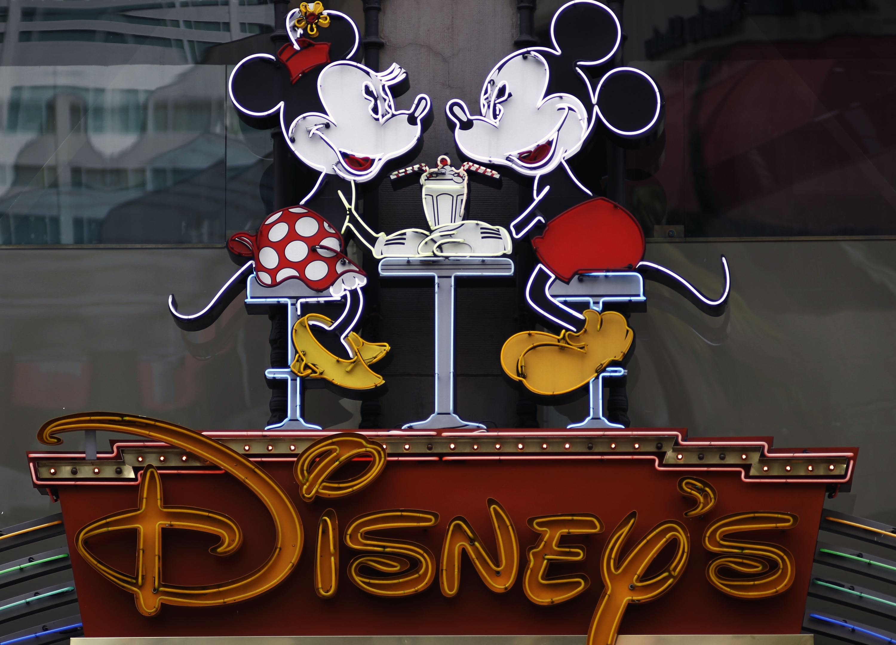 Rasism, inklippta bröst och penisar i slott - här är Disneys dolda budskap. Rasism, inklippta bröst och penisar i slott - här är Disneys dolda budskap.