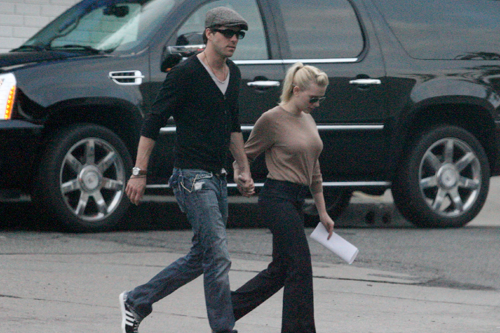 Scarlett ute på promenad med exet Ryan Reynolds, som senare la vantarna på "Gossip Girl"-stjärnan Blake Lively. 