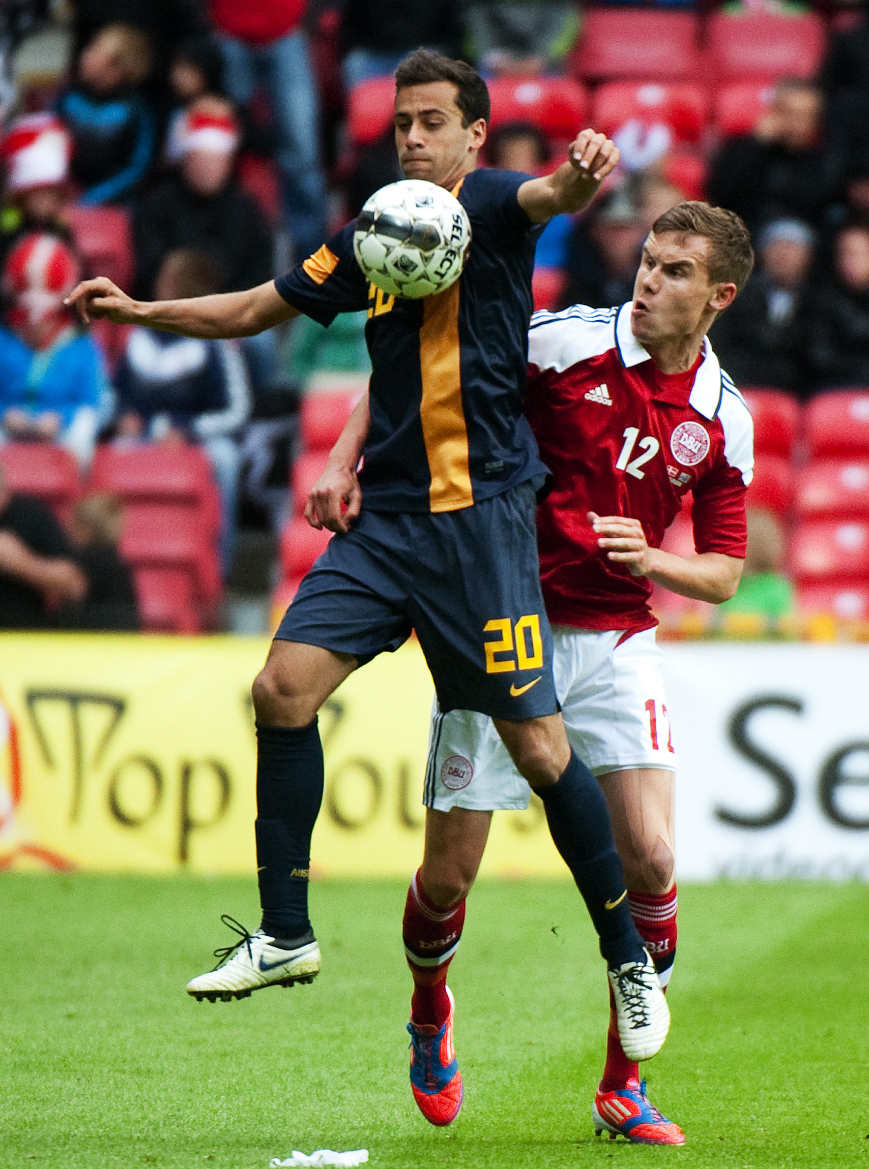 Australiens Alex Brosque och  Danmarks målskytt Andreas Bjelland i kamp om bollen.