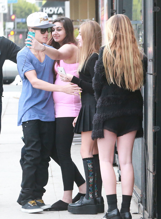 Justin Bieber kramar om ett fan som vill ta en bild. Justin Bieber kramar om ett fan som vill ta en bild.