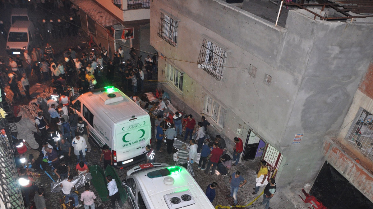 En bomb exploderade mitt under ett bröllopsfirande i den turkiska staden Gaziantep