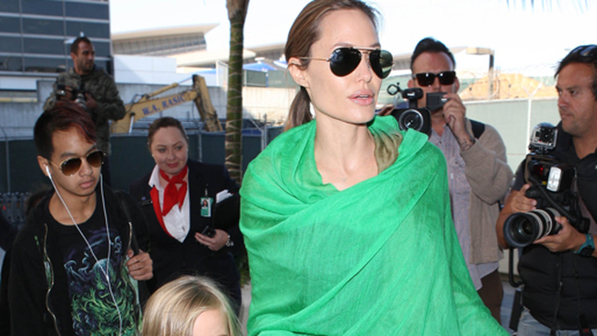 Angelina Jolie och hela hennes familj på Los Angeles flygplats.