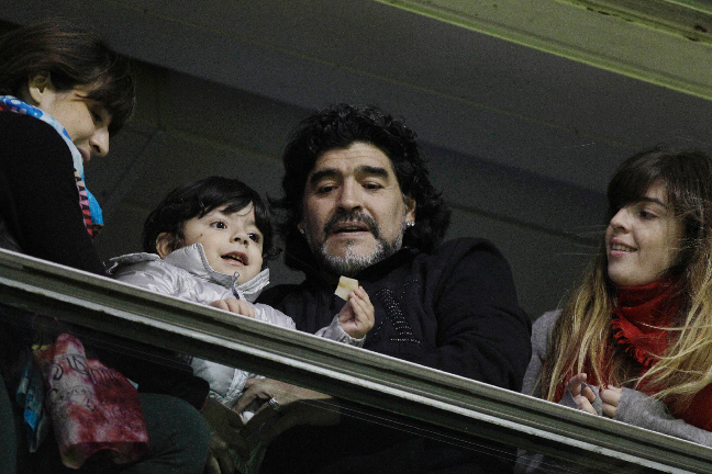 Jag vet, jag vet. Maradona lirar inte längre. Men han är ändå, på något lustigt vis, en del av laget. Frågan är bara hur han kommer att reagera om laget lyckas vinna hela turneringen? Glädje, eufori eller ren eller ren och skär avundsjuka? Jag vet, jag vet. Maradona lirar inte längre. Men han är ändå, på något lustigt vis, en del av laget. Frågan är bara hur han kommer att reagera om laget lyckas vinna hela turneringen? Glädje, eufori eller ren eller ren och skär avundsjuka?