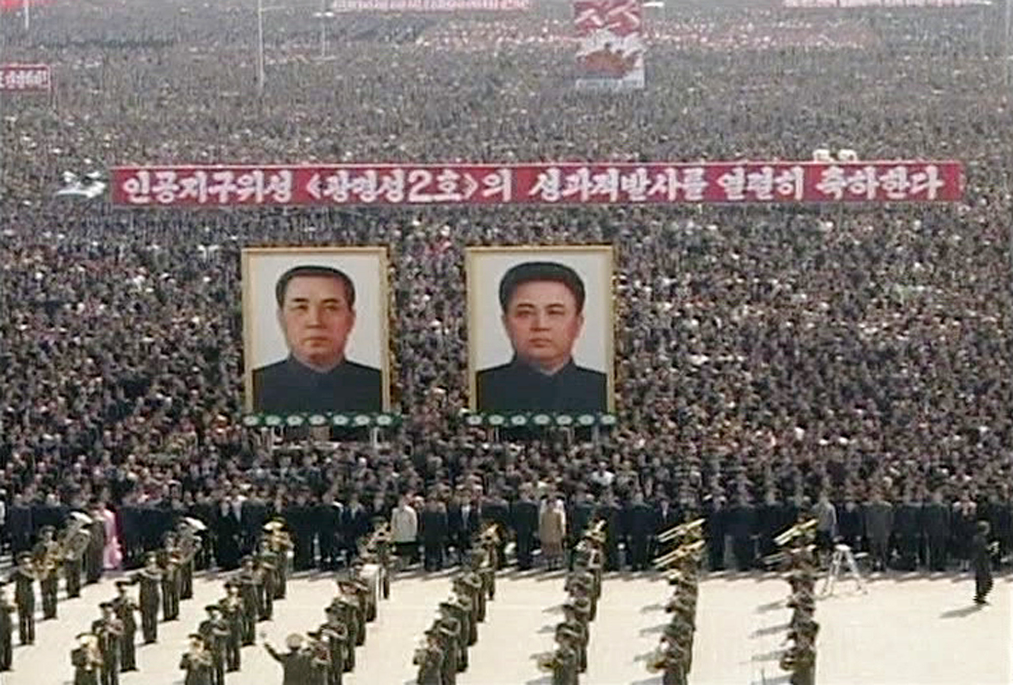 Nordkoreas två ledare hyllas vid en parad 1998. Snart är det dags för en tredje Kiml