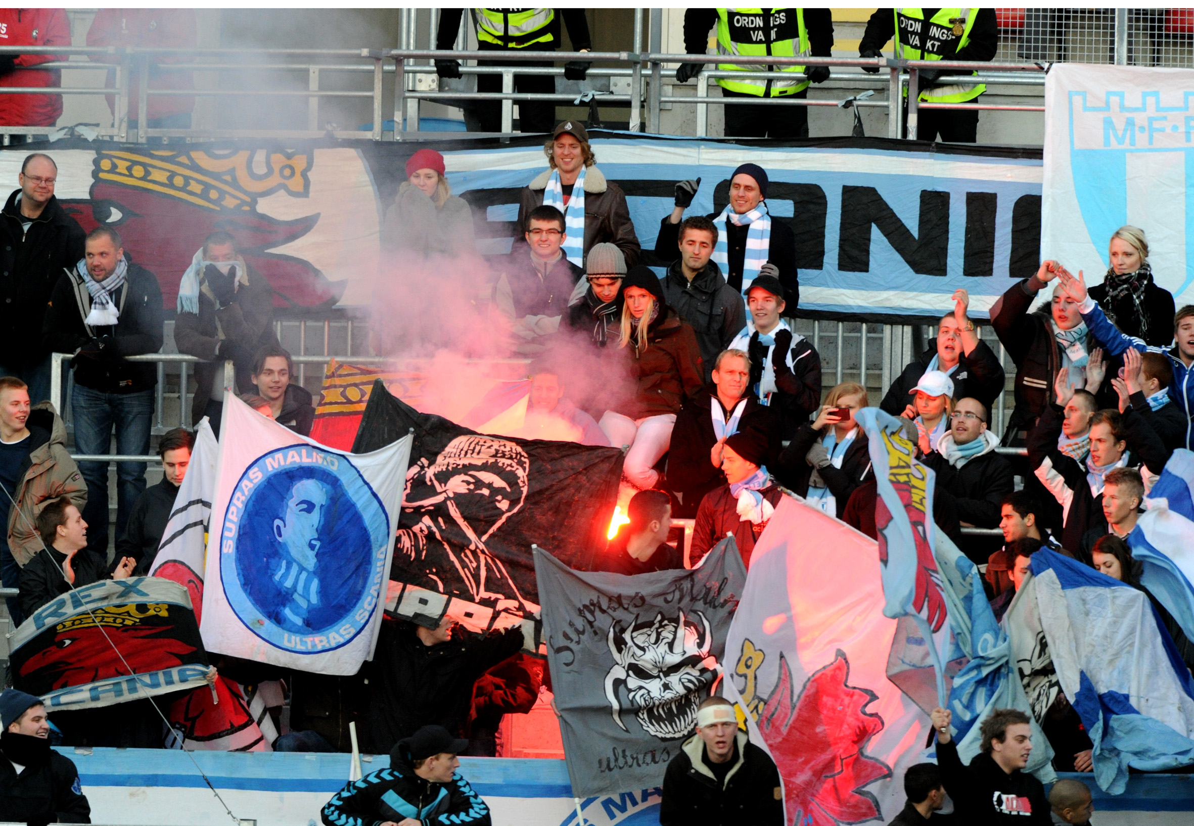 I efterspelen i matchen mellan Örebro och Malmö kastades det in knallskott mot planen, som enligt uppgift skadade en funktionär.